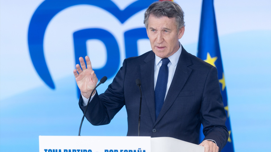 El presidente del Partido Popular, Alberto Núñez Feijóo, comparece ante los medios de comunicación, en la sede nacional del Partido Popular, a 29 de diciembre de 2025, en Madrid (España). A dos días para que finalice el actual año, durante su intervención, Feijóo ha hecho balance de 2025 enumerando lo que han sido para el PP los diez fracasos del Gobierno en este período: la vivienda, la migración, la política internacional, la protección a la familia y mujeres, y la corrupción, entre otros. El líder del PP ha afirmado que en España “quien está fracasando es el Gobierno, no la nación” y que desde el PP están preparados para ofrecer la alternativa a ese Ejecutivo.

Eduardo Parra / Europa Press
29/12/2025