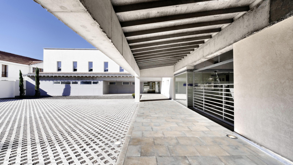 Imagen de la fachada de entrada del centro de salud de Almagro (Ciudad Real)