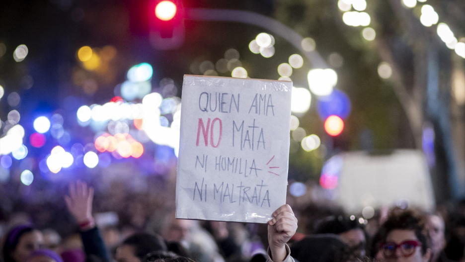 (Foto de ARCHIVO)
Una pancarta durante una concentración por el día de la Eliminación de la violencia contra las Mujeres, a 25 de noviembre de 2025, en Madrid (España). Manifestantes durante una concentración por el día de la Eliminación de la violencia contra las Mujeres, a 25 de noviembre de 2025, en Madrid (España). La marcha convocada por la Comisión 8M, tiene el lema “Todas y todes contra la violencia racista y patriarcal”, enfatizando el enfoque interseccional y la denuncia de todo tipo de violencias, tanto machistas como racistas e institucionales.

A. Pérez Meca / Europa Press
25 NOVIEMBRE 2025;VIOLENCIA DE GÉNERO;FEMINISMO;MARCHA;MANIFESTACIÓN;CONCENTRACIÓN;VIOLENCIA A LAS MUJERES;MACHISMO;
25/11/2025