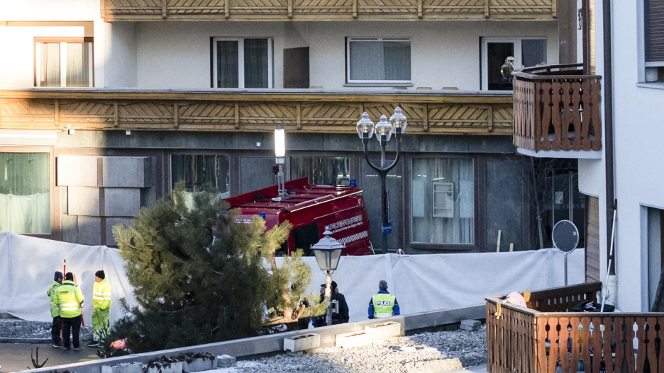 CRANS-MONTANA (Switzerland), 01/01/2026.- Police officers stand near the site where a fire broke out at Le Constellation bar and lounge following an explosion in the early hours of New Year's Eve, in Crans-Montana, Switzerland, 01 January 2026. According to regional media, the incident caused several deaths and injuries, while the exact cause of the blaze was not immediately known, Swiss cantonal police said. (Suiza) EFE/EPA/ALESSANDRO DELLA VALLE