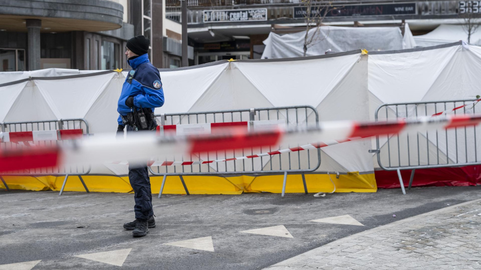 CRANS-MONTANA (Switzerland), 02/01/2026.- A policeman of the Valais Cantonal Police secures the area in front of the blocked off 'Le Constellation' bar and lounge, where a fire broke out during New Year's celebration, in Crans-Montana, Switzerland, 02 January 2026. According to the police, several dozen people lost their lives in the fire at 'Le Constellation' on New Year's Eve in the Swiss Alps resort of Crans-Montana. Around one hundred people were also reported injured. (Suiza) EFE/EPA/ALESSANDRO DELLA VALLE