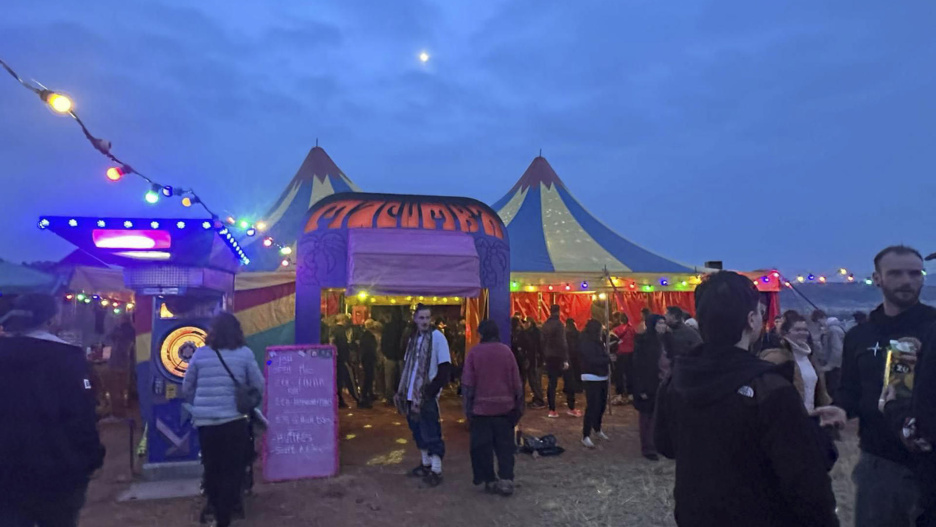 HELLÍN (ALBACETE), 01/01/2026.- Más de mil vehículos se han congregado en el pantano del Cenajo, en el término municipal de Hellín (Albacete), para celebrar una fiesta rave con motivo del año nuevo, que durante la noche ha transcurrido con normalidad y sin incidentes. EFE/ Miguel Andújar