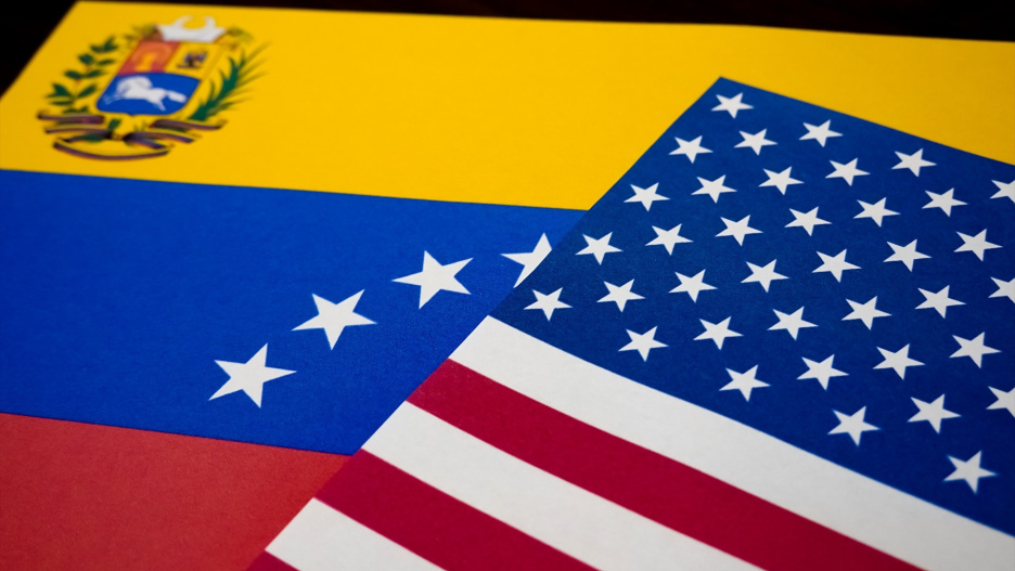 03 January 2026, China, Shanghai: An illustration shows the US and the Venezuelan flags displayed on a table. Photo: Sopa Images/SOPA Images via ZUMA Press Wire/dpa

Sopa Images/SOPA Images via ZUMA / DPA
03/1/2026 ONLY FOR USE IN SPAIN