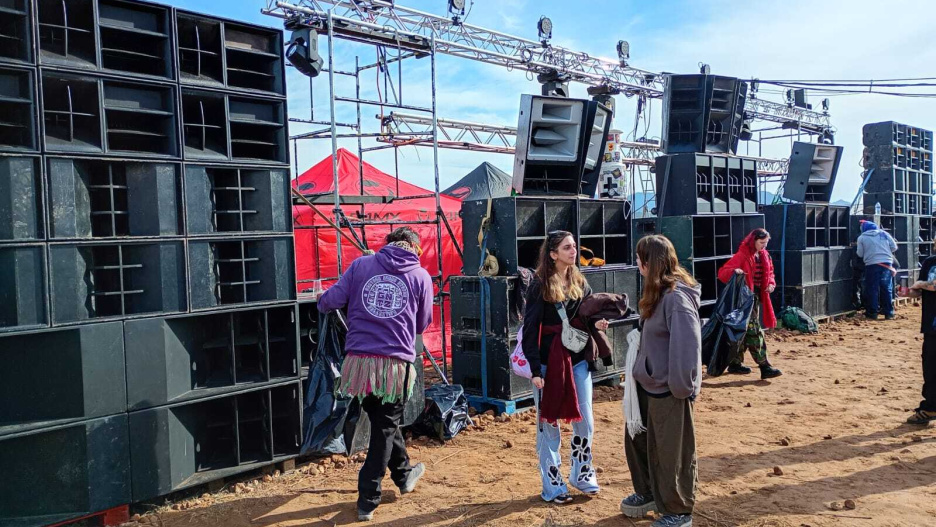 (Foto de ARCHIVO)
Varias personas en una rave, en el entorno del embalse de El Cenajo, a 1 de enero de 2026, en Albacete, Castilla-La Mancha (España). La anticipada rave de fin de año dio comienzo ayer, 31 de enero, tras horas de incertidumbre y tras una peregrinación que ha llevado a las cerca de 1.000 furgonetas y caravanas participantes desde Tobarra a lo aledaños del pantano, atravesando el municipio de Férez. El evento convocado a través de redes sociales por organizadores provenientes de distintos países de Europa arrancaba, bajo la permanente vigilancia de la Guardia Civil que prevé que la fiesta pueda prolongarse varios días, como ocurrió en macro raves de años anteriores.

Europa Press / Europa Press
01 ENERO 2026;RAVE;FIESTA;AÑO NUEVO;MÚSICA;RAVEROS;MANCHA;
01/1/2026