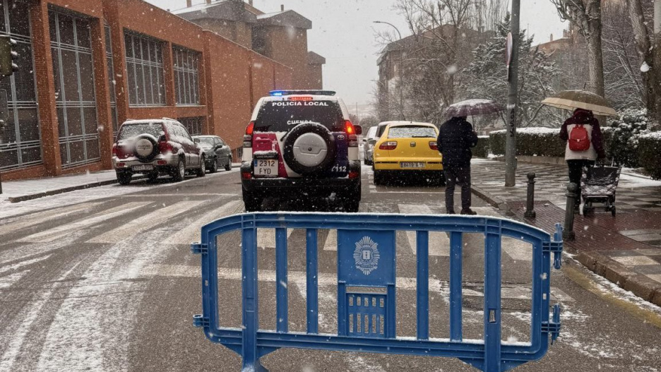 Además se ha repartido sal por varias calles del casco antiguo de Cuenca.