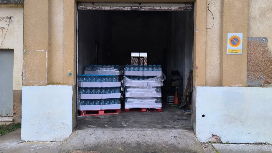 El Ayuntamiento sigue repartiendo agua embotellada.
