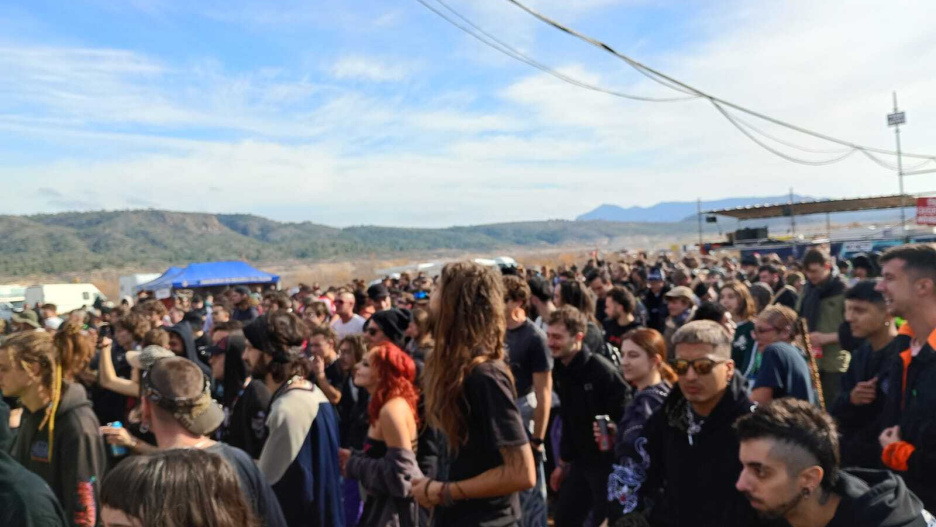 Varias personas en una rave, en el entorno del embalse de El Cenajo.