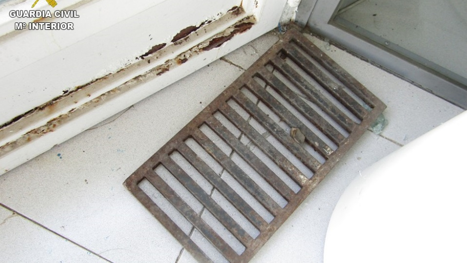 Los ladrones rompían los escaparates con tapas de alcantarilla robadas.