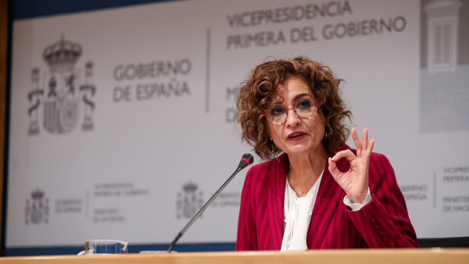 La vicepresidenta primera del Gobierno y ministra de Hacienda, María Jesús Montero, presenta la propuesta del nuevo modelo de financiación autonómica, a 9 de enero de 2026, en Madrid (España). El Gobierno central todavía no ha concretado ningún detalle sobre el nuevo modelo, solo ha trasladado su intención de combinar la multilateralidad y la bilateralidad. También se sabe que el sistema reportaría 4.700 millones de euros adicionales a Cataluña, según ha afirmado el líder de ERC, Oriol Junqueras, tras la reunión que ha mantenido con el jefe del Ejecutivo, Pedro Sánchez.

Marta Fernández / Europa Press
09 ENERO 2026;FINANCIACIÓN AUTONÓMICA
09/1/2026