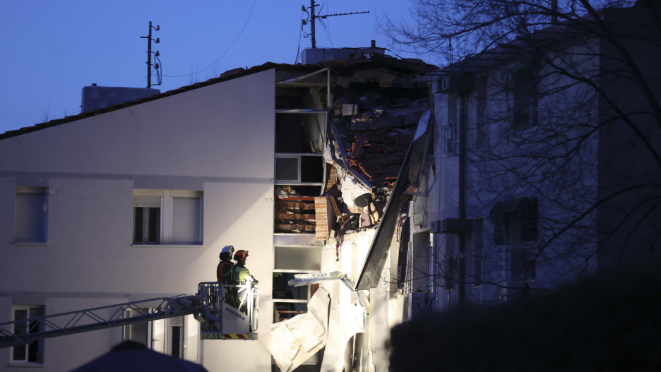 MADRID, 09/01/2026.- Vista del edificio del número 36 la calle Azcoitia, de cuatro plantas, en el distrito madrileño de Carabanchel, donde una persona ha muerto y al menos otras nueve han resultado heridas este viernes tras un explosión de gas que se produjo en torno a las 16:15 horas, que ha hecho colapsar el forjado del tejado del edificio y derrumbarse sobre la cuarta planta del inmueble. La persona fallecida es una mujer de avanzada edad, y el suceso ha causado además heridas a nueve personas -ocho leves-, pero solo una ha tenido que ser evacuada a un hospital, el Doce de Octubre. EFE/Víctor Lerena