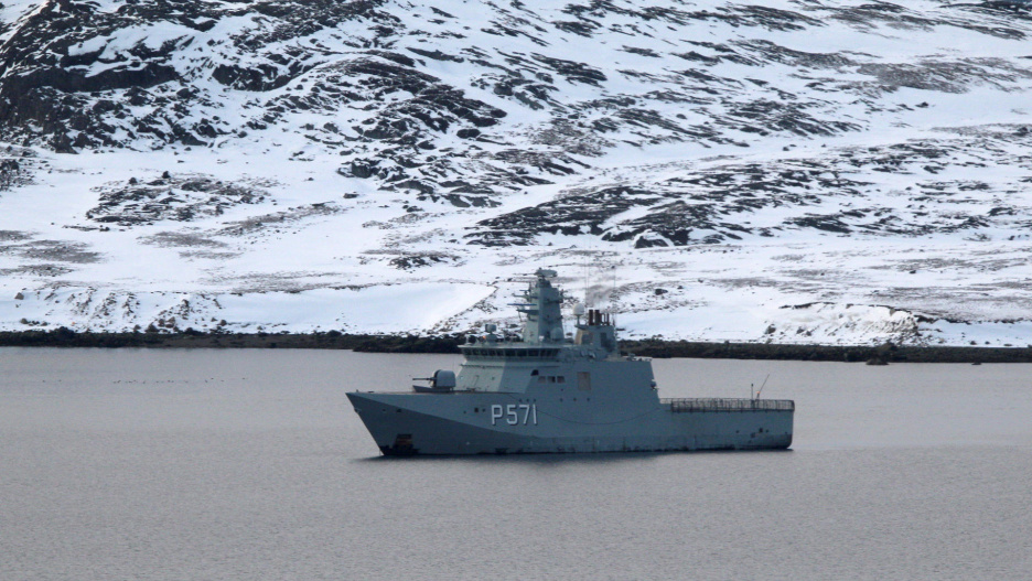 AME5466. NUUK (DINAMARCA), 15/01/2026.- Fotografía que muestra una patrullera clase Knud Rasmussen de la Marina Real Danesa este jueves, fondeada frente al puerto de Nuuk (Groenlandia). Los habitantes de Groenlandia consideran insultantes las insistentes amenazas de Donald Trump de comprar el territorio y tienen un mensaje directo y sencillo para el presidente estadounidense: el país no está a la venta. EFE/ Julio Cesar Rivas