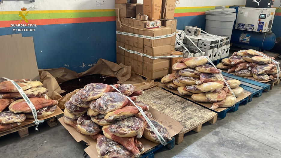 Parte de la mercancía sustraída de los camiones.