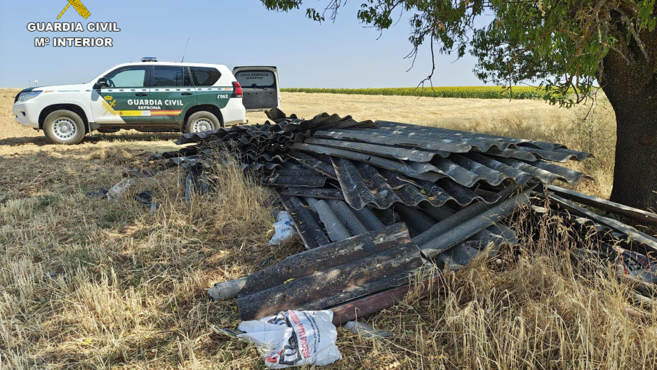Investigadas dos personas en Guadalajara por tirar amianto en el medio natural