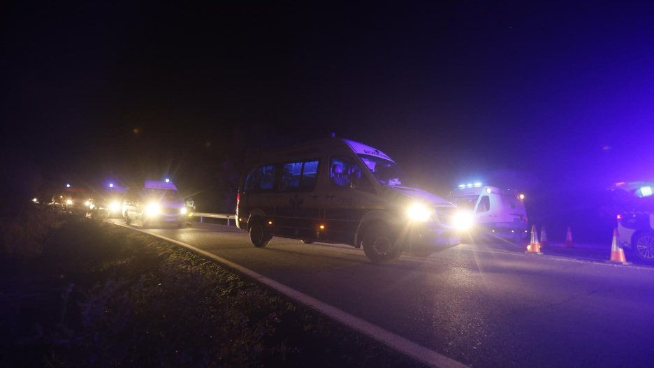 ADAMUZ (CÓRDOBA), 18/01/2026.- Llegada de efectivos de emergencias al lugar del accidente de tren ocurrido esta tarde en Córdoba, al descarrilar un convoy con más de 300 pasajeros y chocar con otro que circulaba por la vía contigua, a la altura de Adamuz, en Córdoba, en un siniestro en el que al menos hay diez los muertos y 25 heridos graves. EFE/Salas