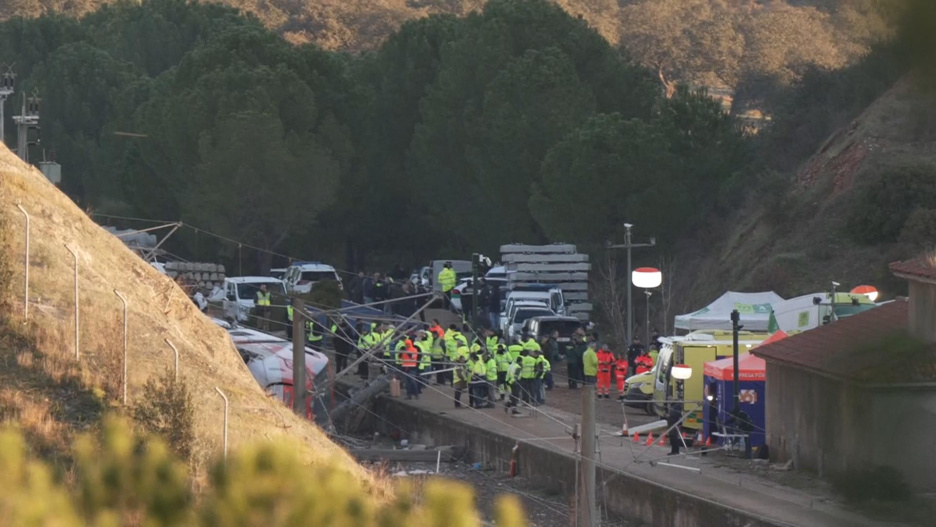 Despegados servicios de emergencia y trabajadores de Adif en el lugar del accidente este 19 de enero de 2026