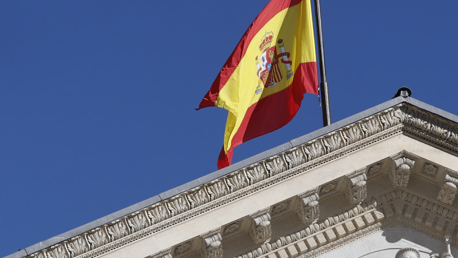 MADRID, 19/01/2026.- La bandera nacional ondea a media asta este lunes en el edificio del Congreso en recuerdo de las víctimas del accidente ferroviario de Adamuz (Córdoba). El Gobierno de España va a declarar tres días de luto oficial desde las 0 horas del día 20 de enero hasta las 24 horas del día 22 de enero en los que la bandera nacional ondeará a media asta en el exterior de todos los edificios públicos, incluyendo las representaciones y misiones en el exterior, y buques de la Armada. EFE/ Chema Moya
