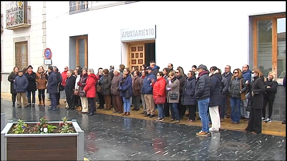 Minuto de silencio en Miguel Esteban por las víctimas del accidente en Adamuz