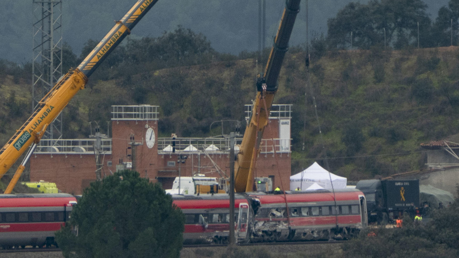 FOTODELDÍA ADAMUZ (CÓRDOBA), 21/01/2026.- Las grúas siguen trabajando en el convoy del tren Iryo que circulaba hacia Madrid procedente de Málaga descarriló e impactó contra un Alvia que viajaba desde la capital en dirección a Huelva el pasado domingo, este miércoles en el que se cumple el tercer día tras el siniestro y las víctimas se han elevado a 43 personas. EFE/ David Arjona