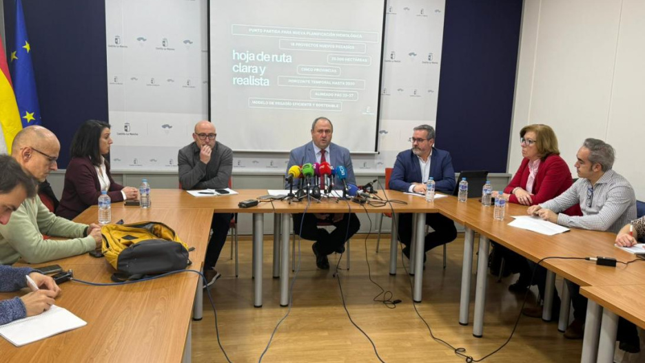 El consejero de Agricultura, Ganadería y Desarrollo Rural, Julián Martínez Lizán, ha presentado el Plan Director de Regadíos