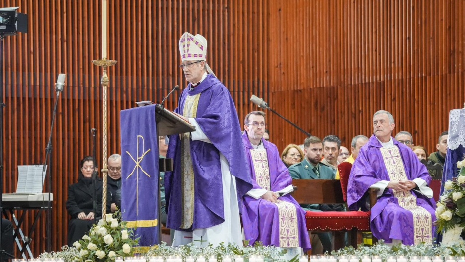 El obispo de Córdoba, Jesús Fernández, en la misa funeral por el accidente ferroviario ocurrido el domingo, 18 de enero, en el término municipal de Adamuz (Córdoba).

GUILLERMO MORALES / EUROPA PRESS
25/1/2026