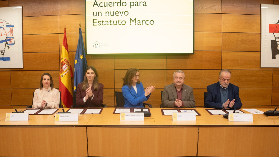 La ministra de Sanidad, Mónica García (c), durante una reunión con organizaciones sindicales de los Servicios de Salud, en el Ministerio de Sanidad, a 26 de enero de 2026, Madrid (España). García se ha reunido con organizaciones sindicales de los Servicios de Salud en el Ámbito de Negociación sobre el Anteproyecto de Ley del Estatuto Marco del Personal Estatutario de los Servicios de Salud. Los sanitarios reclaman un Estatuto Marco propio en el que se negocien sus condiciones de trabajo, así como los aspectos asistenciales y organizativos de la atención médica que se presta a los pacientes.

Eduardo Parra / Europa Press
26/1/2026