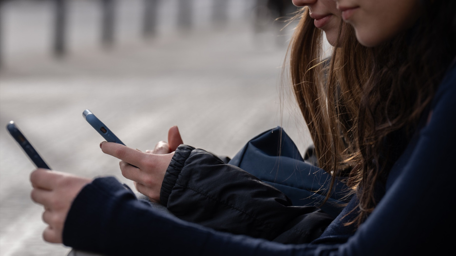 (Foto de ARCHIVO)
Dos personas usan el teléfono móvil.