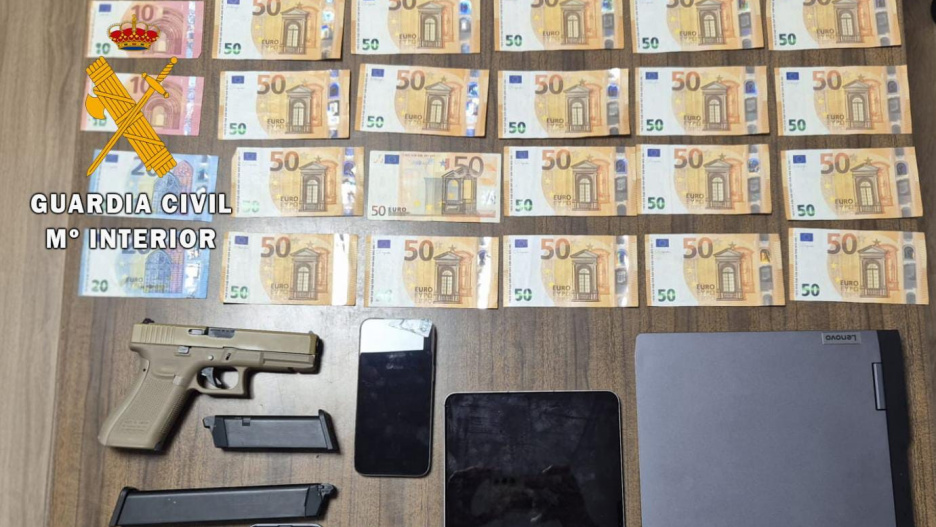 Se llevó a cabo una entrada y registro en una vivienda en Toledo, donde se localizaron cuatro objetivos, así como cuantiosa documentación bancaria de entidades españolas y belgas, tarjetas SIM y dispositivos móviles, que quedaron intervenidos para su análisis.