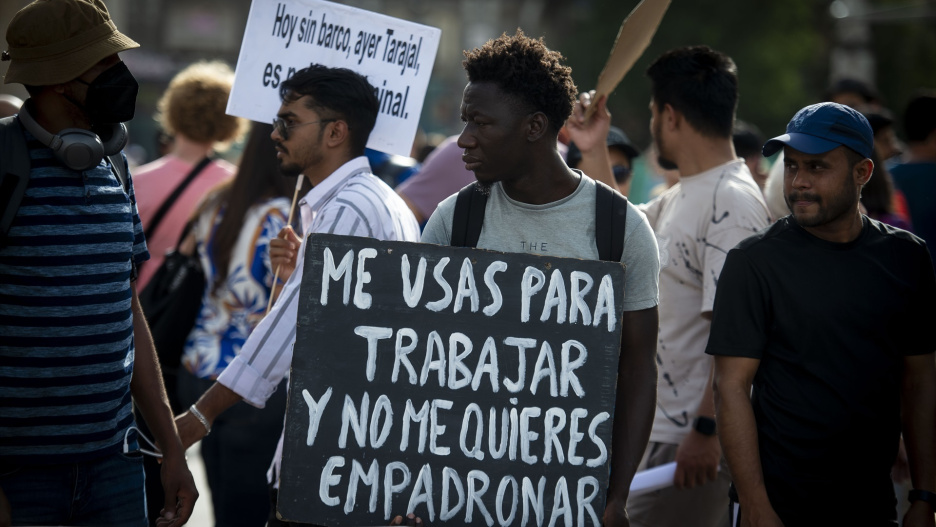 (Foto de ARCHIVO)
Un grupo de personas se manifiestan en una concentración por el Día Mundial de las Personas Refugiadas, en la Puerta del Sol, a 20 de junio de 2025, en Madrid (España). Los colectivos afines se movilizan para reivindicar el derecho a migrar contra el ‘régimen de fronteras asesinas’ que la Unión Europea lleva reforzando desde hace años. Sólo el 3.7% de la población mundial ha cambiado de lugar de residencia, el resto sigue viviendo donde nació. El grueso, además, son situaciones de desplazamiento interno.

Juan Barbosa / Europa Press
20/6/2025