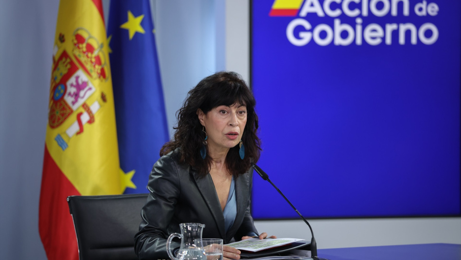 La ministra de Igualdad, Ana Redondo, durante la rueda posterior al Consejo de Ministros en el Palacio de la Moncloa, a 27 de enero de 2026, en Madrid (España). El Gobierno ha aprobado este martes un mecanismo de indemnizaciones dotado de 20 millones de euros para las víctimas de los accidentes ferroviarios, una regularización extraordinaria de medio millón de migrantes por real decreto tras un acuerdo entre PSOE y Podemos, y presenta las nuevas pulseras antimaltrato, que se colocarán en el tobillo, tendrán una batería más larga y tarjeta SIM no extraíble.

Alejandro Martínez Vélez / Europa Press
27/1/2026