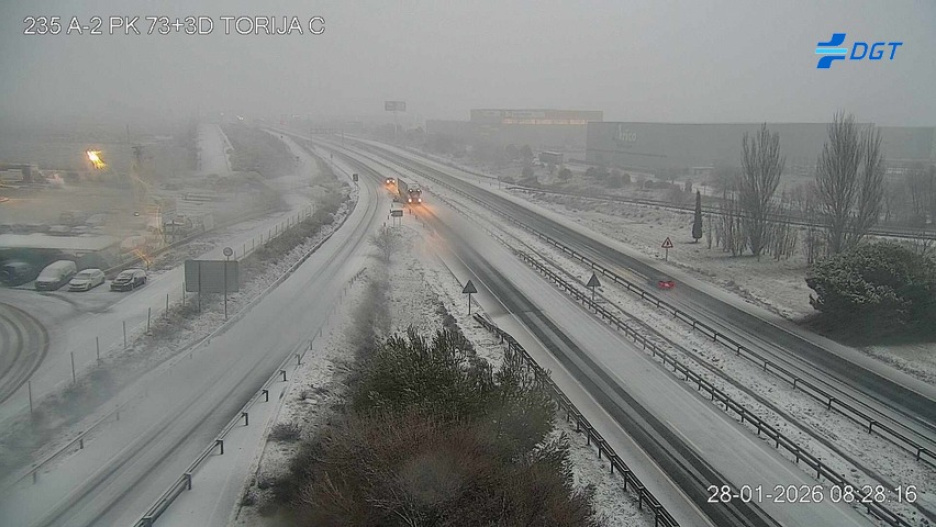 La A-2 completamente nevada a la altura de Torija, Guadalajara.