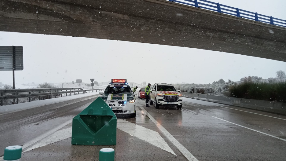 La Guardia Civil en la A-40, a la salida de Cuenca capital.