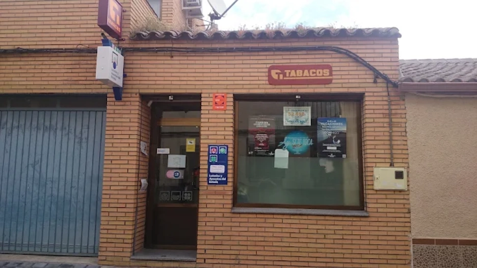 Fachada del estanco situado en la calle Ajofrín de Burguillos