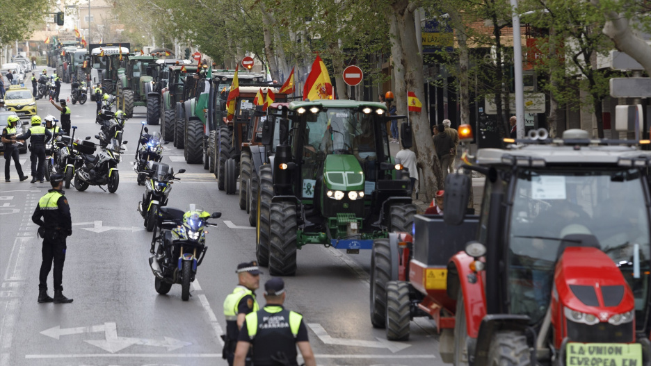 (Foto de ARCHIVO)
Agricultores protestan durante la tractorada en el centro de Granada. A 22 de marzo de 2024, en Granada (Andalucía, España). Cientos de agricultores convocados por las organizaciones agrarias Asaja, COAG, UPA y Cooperativas Agro-alimentarias, han iniciado una tractorada para pedir medidas para la viabilidad de las explotaciones agrarias y ganaderas.

Álex Cámara / Europa Press
22/3/2024