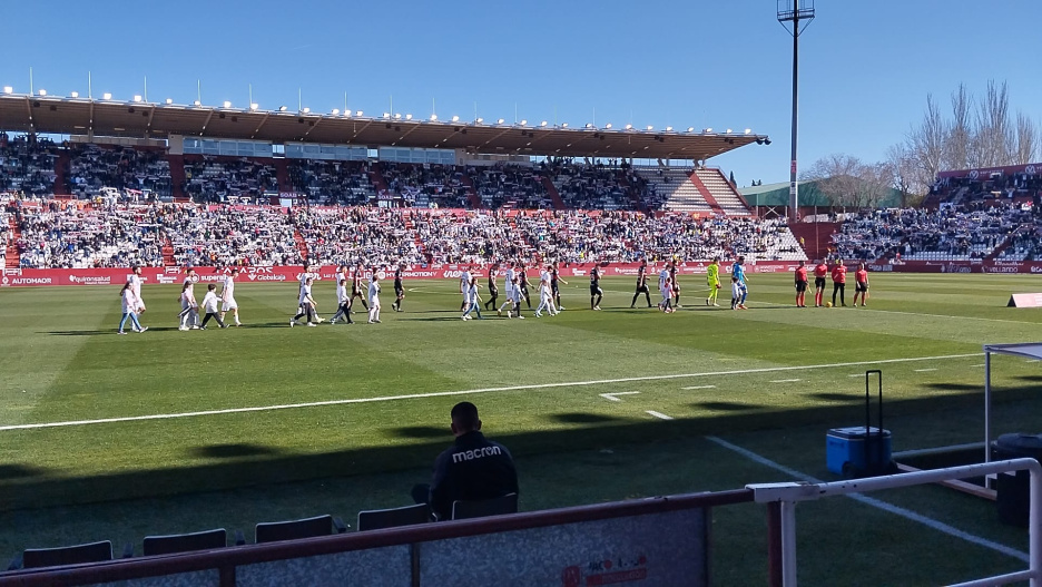 Los jugadores del Albacete Balompié saltan al césped del Carlos Belmonte