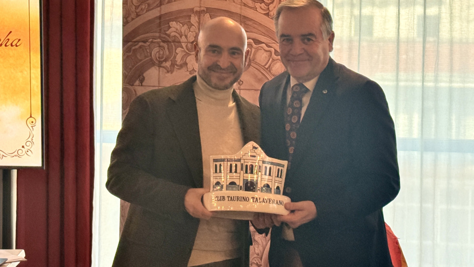 Óscar Aranda recoge en representación de CMM el galardón del Club Taurino Talaverano