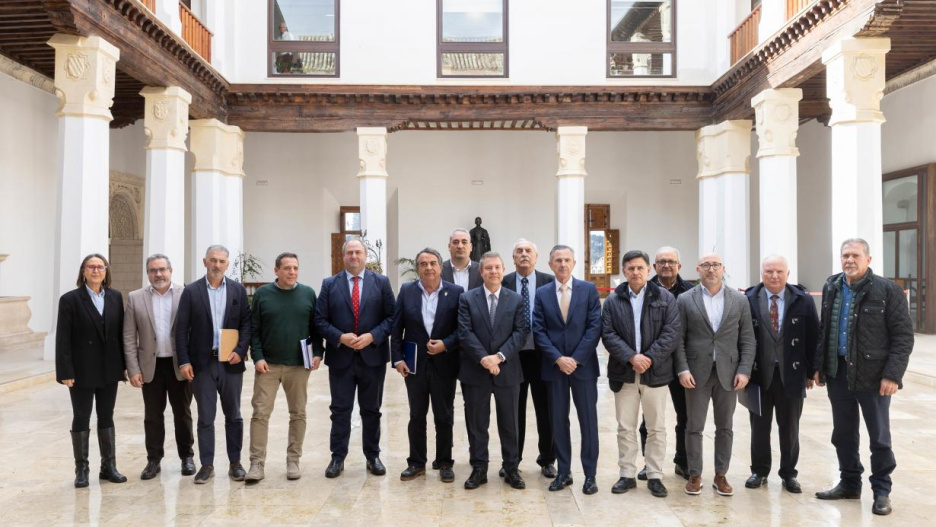 Reunión entre los representantes de los regantes del Júcar y del Segura con el Gobierno regional
