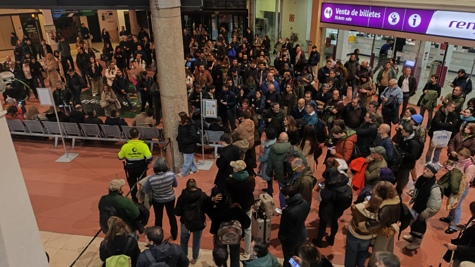 Usuarios del AVE Ciudad Real-Madrid en la estación.