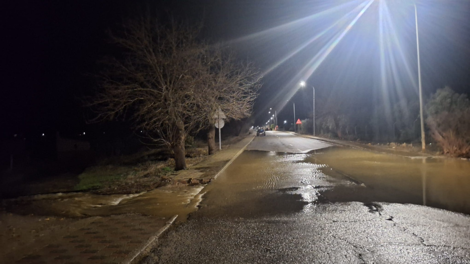 Las lluvias han saltado a la carretera en Guadalmez.