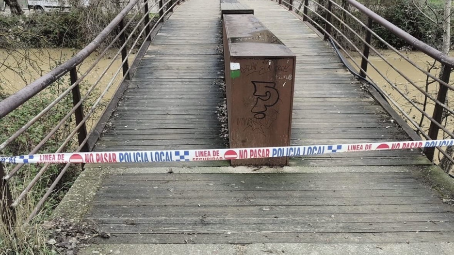 Acordonamiento de un puente peatonal en Cuenca ante la crecida del Júcar.

REMITIDA / HANDOUT por POLICÍA LOCAL
Fotografía remitida a medios de comunicación exclusivamente para ilustrar la noticia a la que hace referencia la imagen, y citando la procedencia de la imagen en la firma
05/2/2026