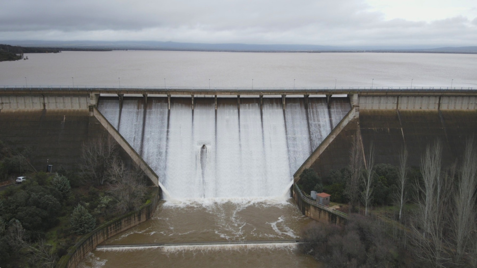 La presa de Torre de Abraham, la de mayor capacidad de la provincia de Ciudad Real, ha comenzado esta noche a aliviar por primera vez en trece años, desde el 2 de abril de 2013