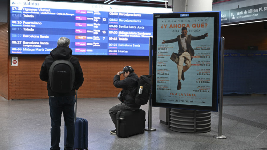 Viajeros afectados por la huelga de trabajadores ferroviarios consultan los horarios de los trenes de alta velocidad en la estación de atocha de Madrid este lunes.