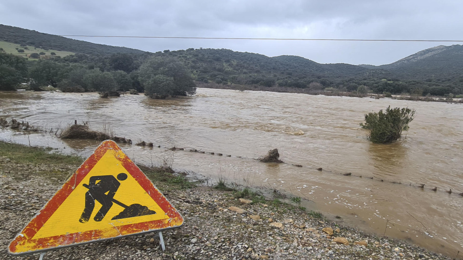 GUADALMEZ (CIUDAD REAL), 05/02/2026.- El río Guadalmez, a su paso por la provincia de Ciudad Real, registra este jueves un caudal de 1.002,68 metros cúbicos por segundo y un nivel de 4,93 metros, como consecuencia del episodio de lluvias asociado a la borrasca Leonardo.