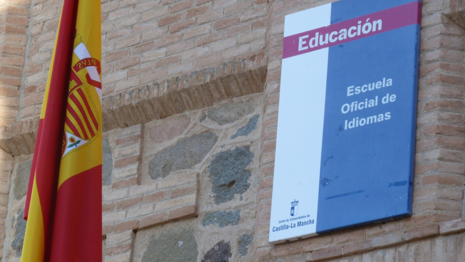 Educación organiza las enseñanzas de idiomas de régimen especial que se implantarán el próximo año académico


CASTILLA LA MANCHA.-Educación organiza las enseñanzas de idiomas de régimen especial que se implantarán el próximo año académico.
La Consejería de Educación, Cultura y Deportes ha fijado las exigencias mínimas del nivel Básico a efectos de certificación, se establece el currículo Básico de los niveles Intermedio B1, Intermedio B2, Avanzado C1, y Avanzado C2, de las enseñanzas de idiomas de régimen especial reguladas por la Ley Orgánica de Educación, y se establecen las equivalencias entre las enseñanzas de idiomas de régimen especial reguladas en diversos planes de estudios y las de este Real Decreto. Estas enseñanzas se implantarán a partir del año académico 2018/2019.
07/2/2011