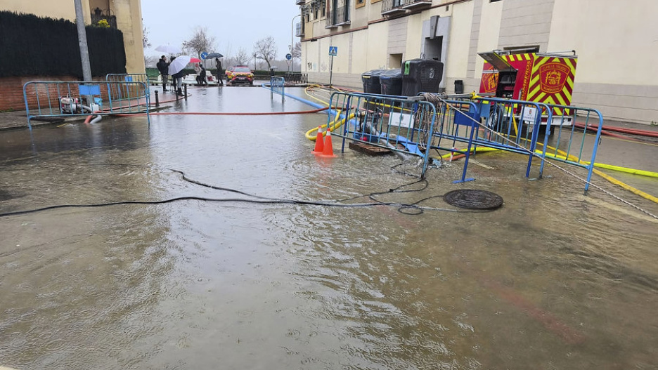 Vista de una de las calles inundadas en la localidad de Talavera de la Reina.