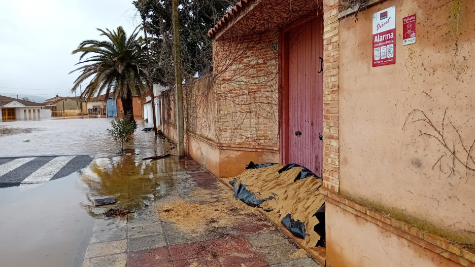 Los vecinos de algunas viviendas han levantado barreras para evitar que el agua entre sus casas