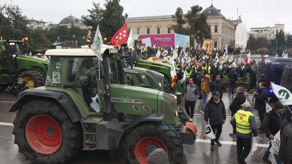MADRID, 11/02/2026.- La tractorada convocada para la organización agraria Unión de Uniones y la Unión Nacional de Asociaciones del Sector Primario Independientes ha arrancado este miércoles según lo previsto y las cinco columnas se encuentran en los accesos a la capital, con el fin de llegar hasta la plaza de Colón. En la imagen, agricultores a su llegada a la Plaza de Colón. EFE/Kiko Huesca