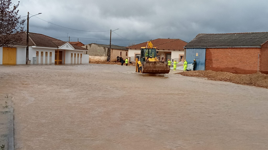 En El Robledo siguen elevando diques ante una posible crecida del río, que se prevé para esta tarde