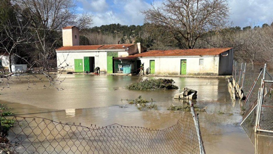 Bomberos de la Diputación de Albacete realizan labores de achique en la piscifactoría El Zarzalejo (pedanía de El Jardín), afectada por el desbordamiento del río Jardín