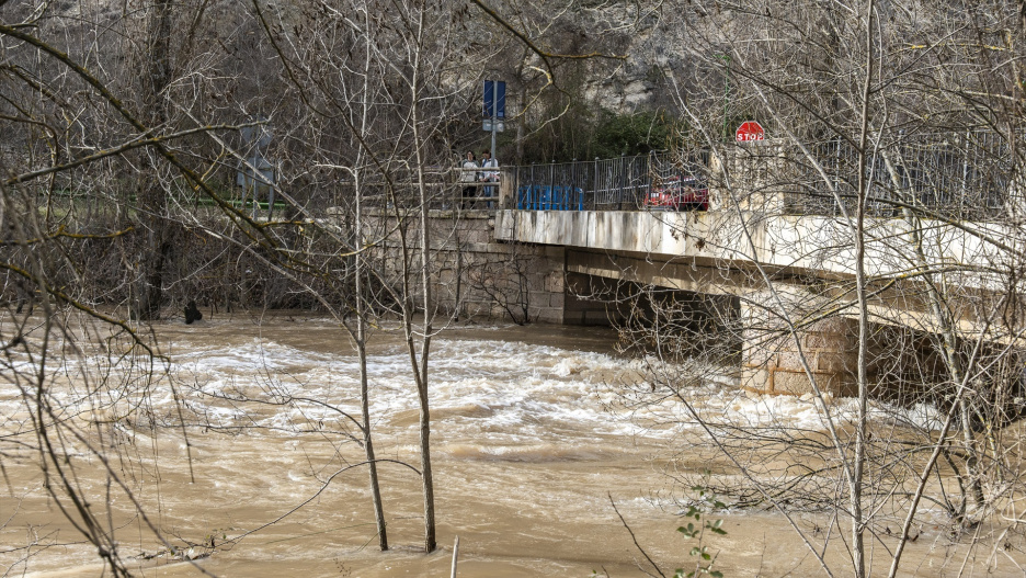 Desbordamiento del río Júcar a su paso por Cuenca, a 12 de febrero de 2026, en Cuenca, Castilla-La Mancha (España). El Ayuntamiento de Cuenca, ante una crecida de un río Júcar que va a superar los 300 metros cúbicos por segundo, ha mandado desde las 12.30 horas, a través del servicio de emergencias 112, un mensaje de alerta a los móviles para que salte el aviso en el móvil a cualquier persona que entre en el municipio.

Lola Pineda / Europa Press
12 FEBRERO 2026;DESBORDAMIENTO;RÍO;LLUVIAS;TEMPORAL;BORRASCA;CUENCA;
12/2/2026