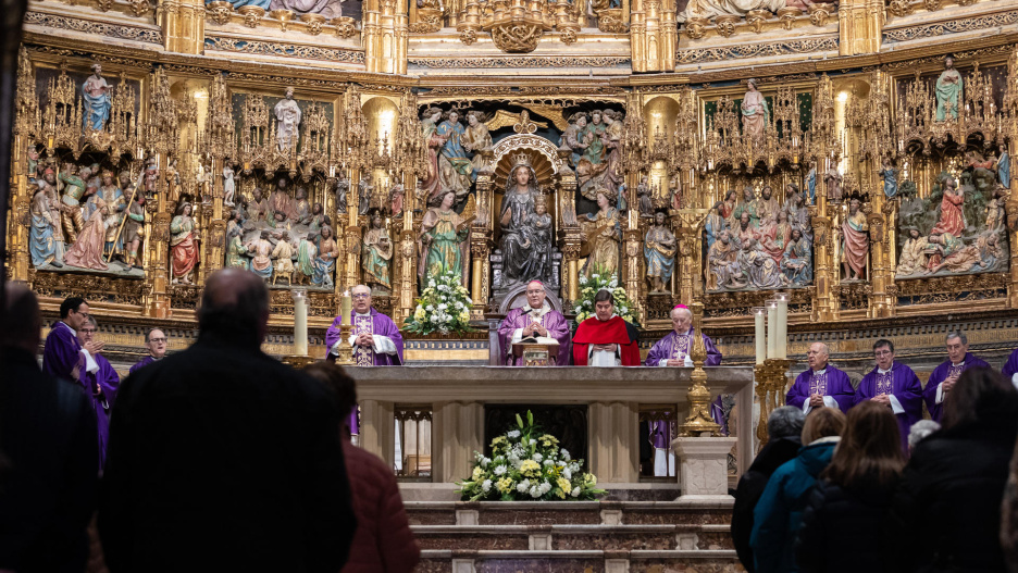 TOLEDO, 13/02/2026.- Un momento de la misa funeral celebrada este viernes en la Catedral Primada de Toledo por los fallecidos en el accidente ferroviario de la localidad cordobesa de Adamuz. EFE/Ángeles Visdómine.